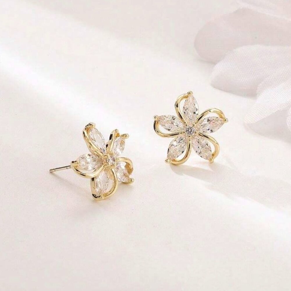 Women Cute Clear Zirconia Flower Stud Earring - Picture 6 of 7